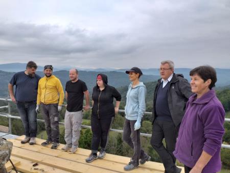 Ekipa izvajalcev z župnikom in predsednico VS Suhorje 